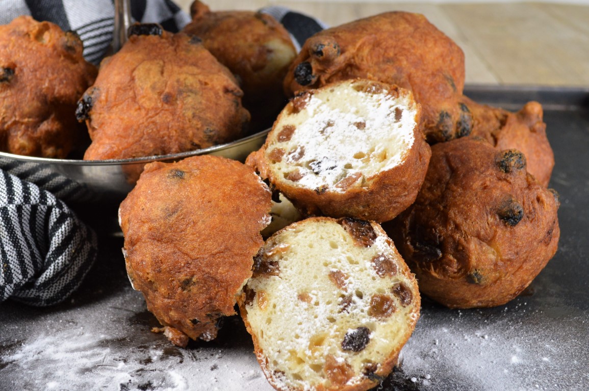 Oliebollen met rozijnen per 10 verpakt op Zaterdag leverbaar. bestellen Bakkerij van der Grijn